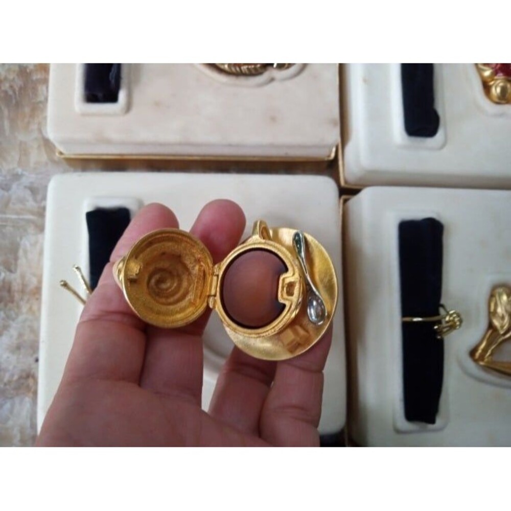 Vintage Estee Lauder Collectible Perfume Compacts - Picture 10 of 12